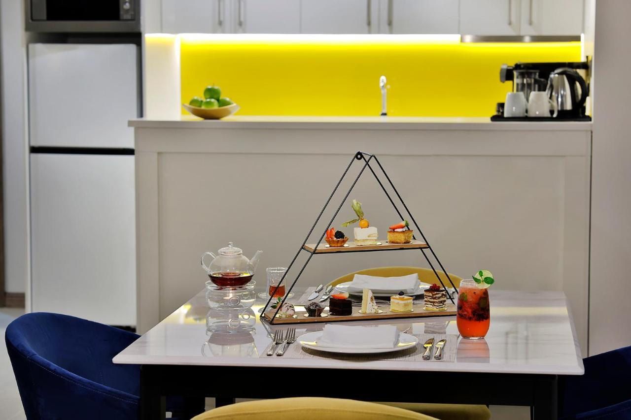 Voco Al Khobar By Ihg Hotel Kültér fotó A pyramid cake stand