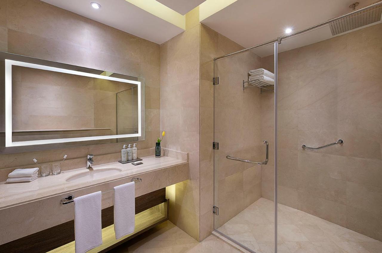 Voco Al Khobar By Ihg Hotel Kültér fotó A bathroom at the hotel
