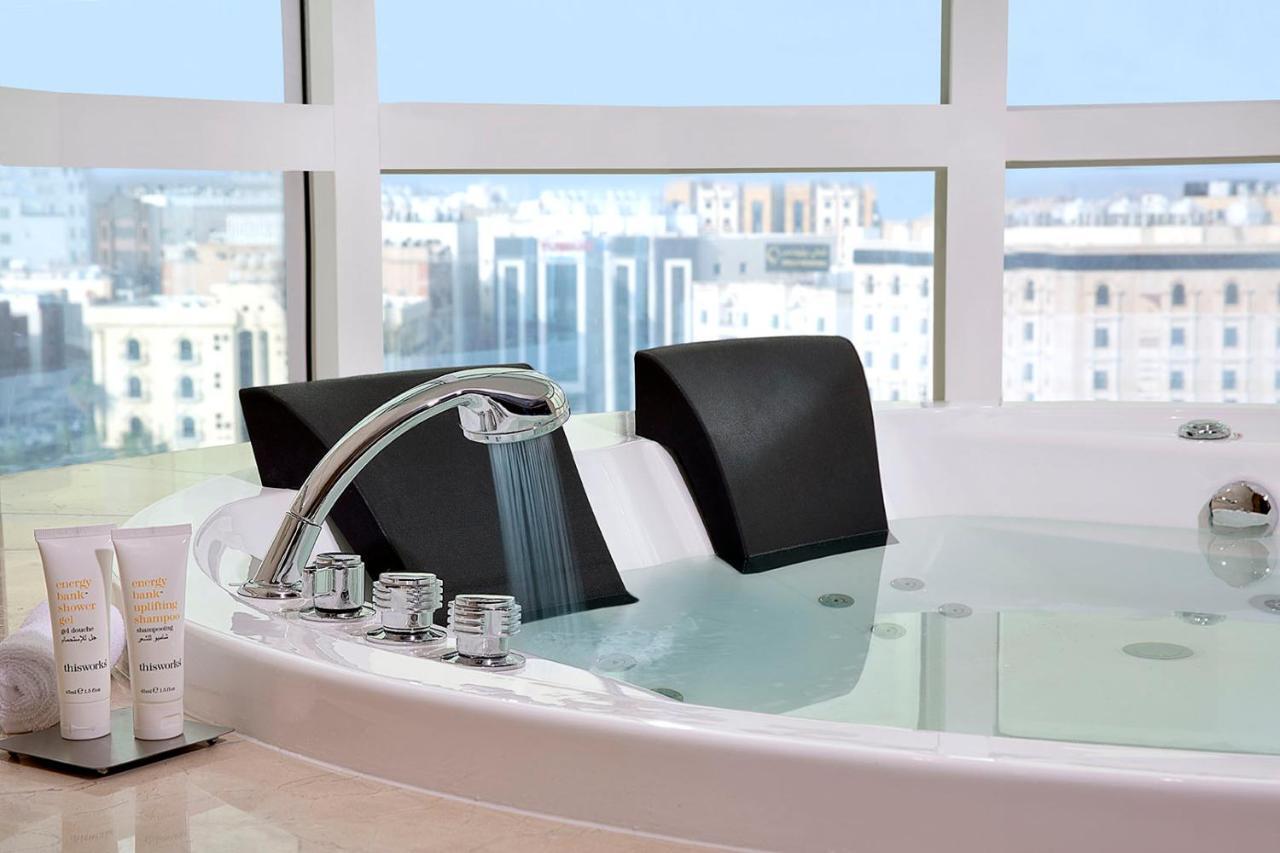 Voco Al Khobar By Ihg Hotel Kültér fotó A modern bathtub